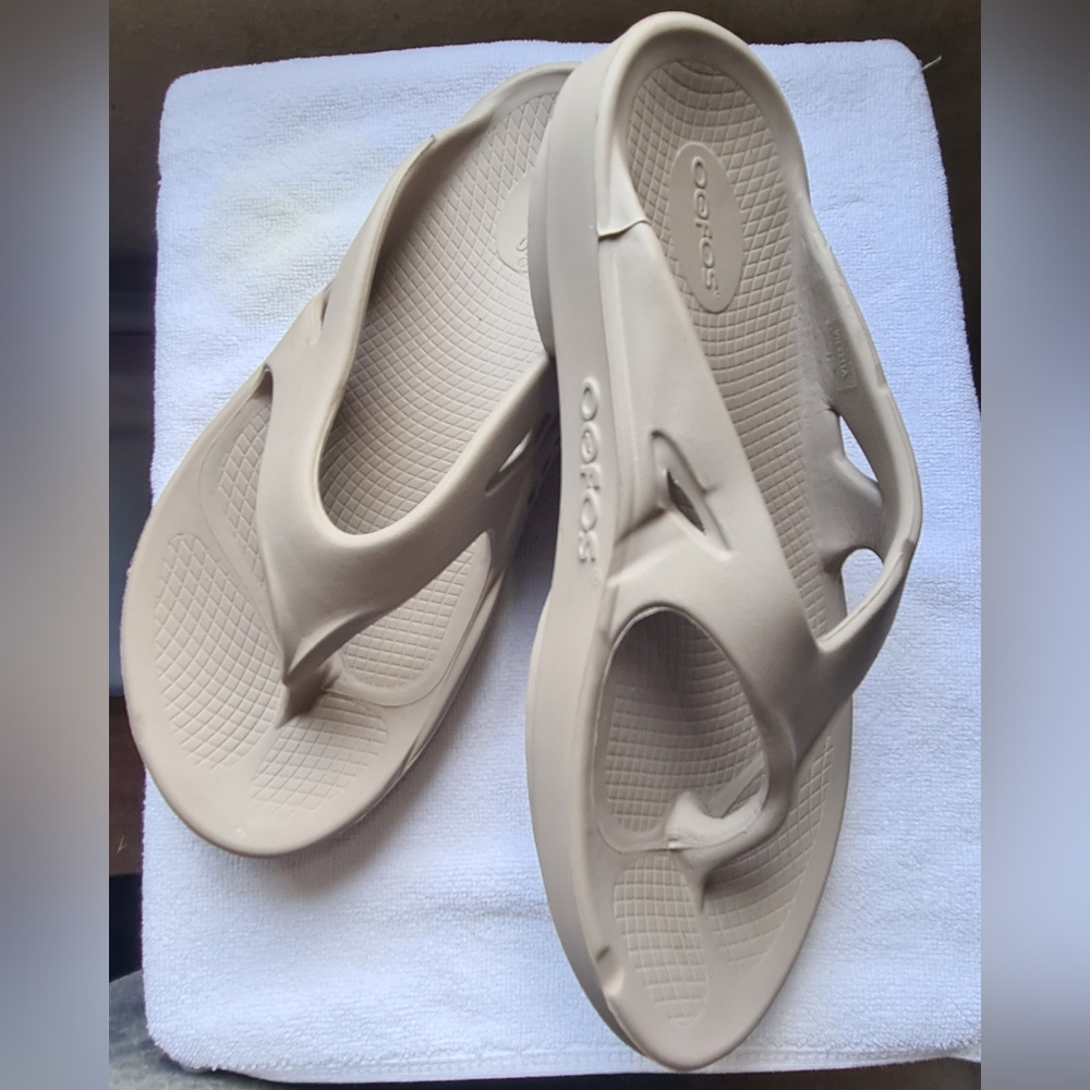 Oofos oomega slippers size 9
